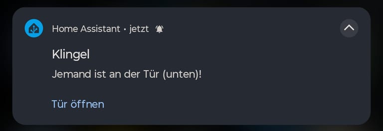 Android-Benachrichtigung: Klingel, Jemand ist an der Tür (unten)!, mit einem Tür-öffnen-Button.
