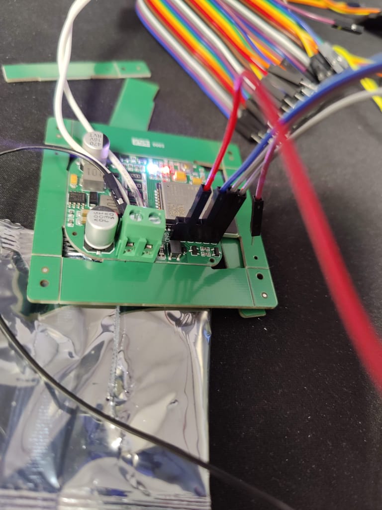 Die Interface-Platine beim Testen mit Jumper-Kabeln verkabelt, Status-LEDs leuchten.